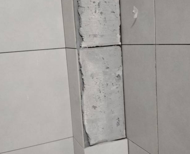 集安瓷砖空鼓维修公司分享下瓷砖施工前基层浇水润湿程度不足，可能导致以下问题